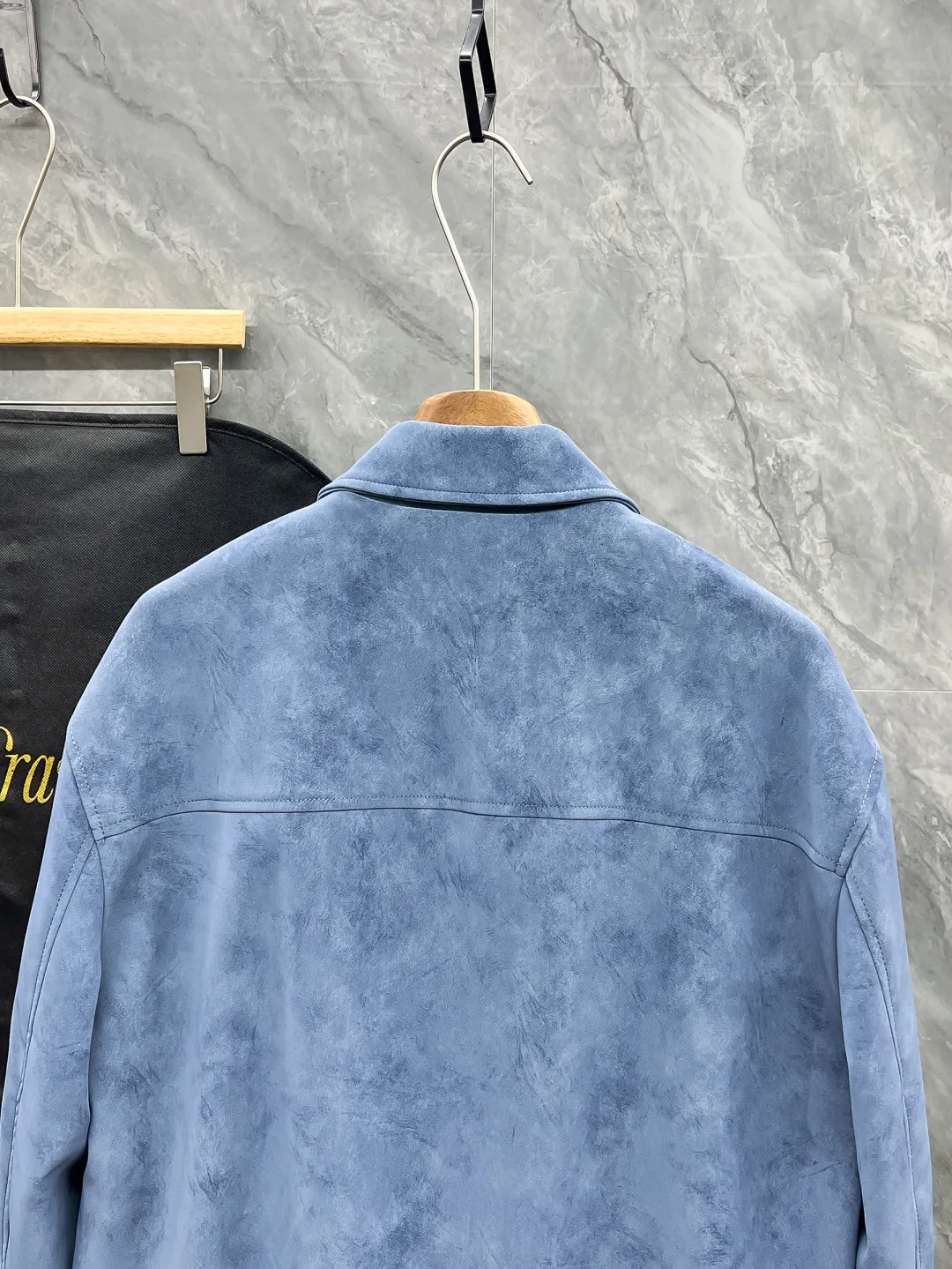 New Arrival is new! BC—Brunell cuci*lli Brunello Cucinelli suede jacket, rarely available through trading company channels, premium urban style lapel jacket for men. Platinum level tasting favorite! Characterized by hot elements and made of smooth and delicate suede, this is a graceful item with unparalleled temperament! When I encounter such an excellent product, I am willing to call it the strongest! The style of this jacket is very distinctive and unique, showing a fashionable atmosphere, emphasizing the soul texture of Classic, highlighting the beauty of luxury and fashion! This style really has a natural high-street beauty that meets all your dressing needs and allows you to look down on the whole world with fashion! The smooth and delicate suede fabric is stiff and comfortable, and the texture is soft. The simple lines and silhouette are easy to wear with a decent and elegant texture. The suede texture has a retro feel and a strong autumn and winter flavor. The rich but unobtrusive ease shows the affinity and high-end sense of the clothing! Heavy texture, full of exquisite details, loose and stylish, full of silhouette and layering. The shape is excellent and the upper body effect is unparalleled. It is destined to be an excellent styling item for the street, and it will turn heads in a big way! Size:S-2x L